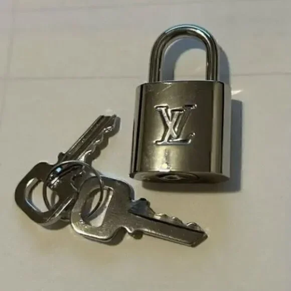 Silver Louis Vuitton lock-n-key set with unbranded 18" silver plated chain. - Picture 3 of 5